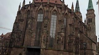 2つの尖塔が　印象的です