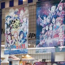 過去イベントの「ラブライブ」ポスターが貼られた楽しげなお店も