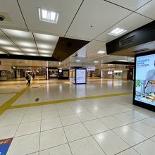 閑散とした東京駅。