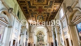 インテリはそれほど華美な装飾はありませんが、天井を見ていると典型的なバシリカ建築だなと思いました。