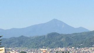 会津若松から山を見上げる