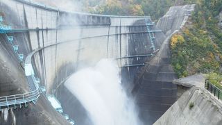 曇り空の中の黒部ダム