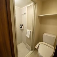 部屋のトイレとシャワーブース