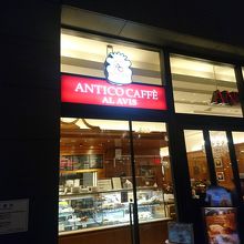 お洒落な駅前のカフェ