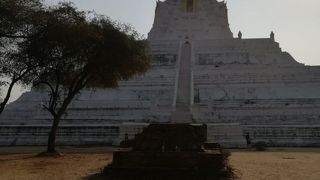 ちょっと市街から離れたところにあります。