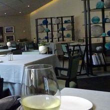 白ウィンと店の奥の様子