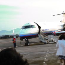 歩いて機内に向かいます。