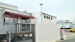 フェリー船が間近のトレーラーハウス[ケーキマニア工場直売店]