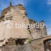 かなり朽ちていますが、建物はある程度原型をとどめています。