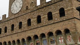 紋章の上段の部分