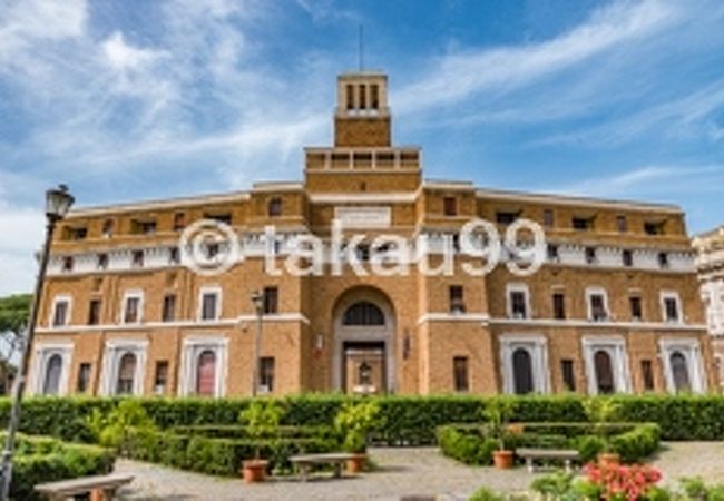 規模は最高裁判所には及びませんが、十分大きくて立派な建物です。