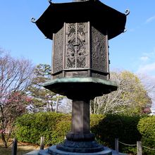 複製だが奈良東大寺の東大寺金銅八角燈籠