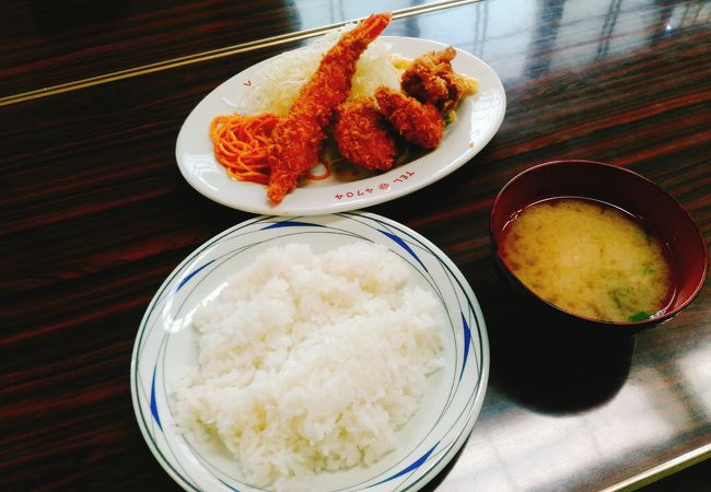 (とんかつ二木)　入口が二つありますが、同じお店です