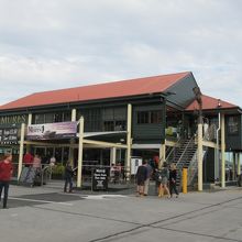 港の近くの赤い屋根の大きな建物