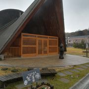 片山津温泉街のホテル・旅館への源泉という事でしょうか、シンボル的な配湯施設です。