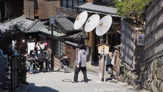 道の両側には土産物店も並ぶ