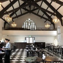 素敵なステンドグラスに解放的な吹き抜け