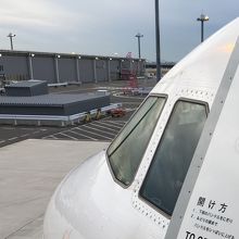 搭乗機から見る第二ターミナル。