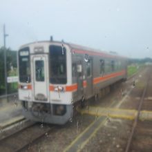 途中、必ず家城駅にて列車交換を行っています