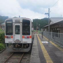 終点・伊勢奥津駅にて折り返し発車前のキハ11系の様子