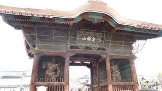 両脇に仁王像が