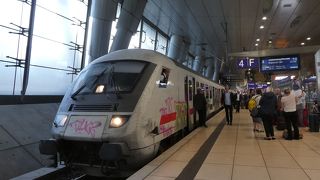 だんだんIC2という遜色特急に代わっているので豪華な列車に乗るならいまのうち