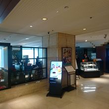 エントランスのエスカレーターを上がったすぐ前