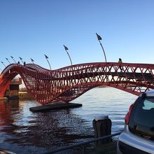 住宅街に突如現れます