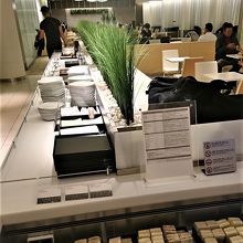 国際線仕様なので飲食類が充実