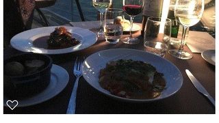 生演奏を楽しみながら、優雅にディナークルーズ