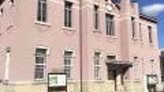 洋風石造建造物を観賞