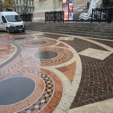 広場の路面にモザイクが描かれて居ます