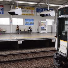 西九条駅到着。阪神・近鉄が神戸三宮⇔奈良間で相互乗り入れ。