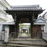 境内に桃祖神社があります