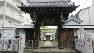 境内に桃祖神社があります