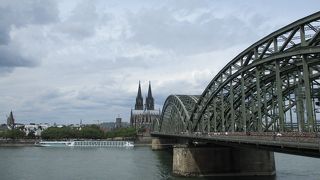 観光客が行きかうライン川の橋