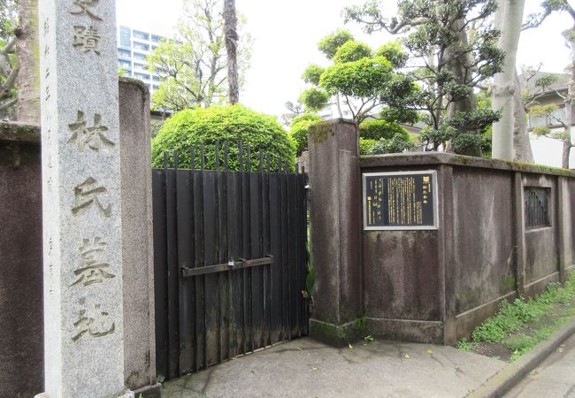 儒葬の様式の墓があります