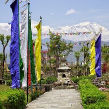 博物館入り口から白き山々アンナプルナ山群が見えます