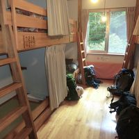 2段ベッド4基8名の相部屋が基本となります。