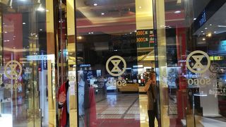 立地はいいが、新光三越と比べるとかなりしょぼい。