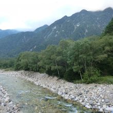 横尾山荘の前には、槍沢が流れております。