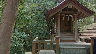 出雲大社でも小さい社です。