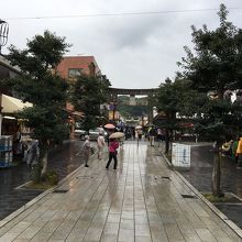 駅前から続く。