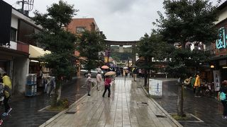 お店がたくさん並ぶにぎやかな参道。