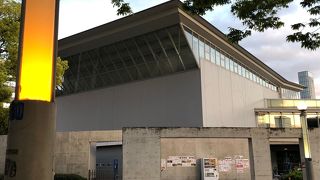 夕暮れの扇町公園は人影まばら…