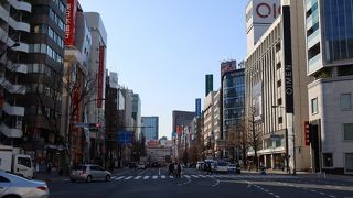 新宿の中でも賑わいのある通り