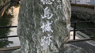 石垣と表御殿の庭園が残るのみ