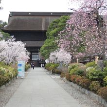 東山魁夷館の案内板。手前方向に進みました。