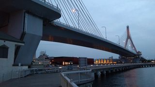 夜のライトアップで映える2つの橋の姿は最高