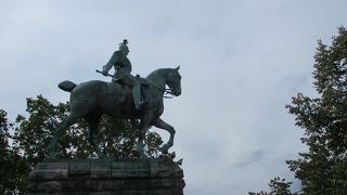 ホーエンツォレルン橋たもとの騎馬像